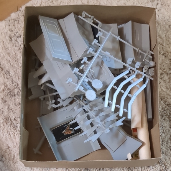 Star Trek Command Bridge Model Kit - Picture 3 of 3